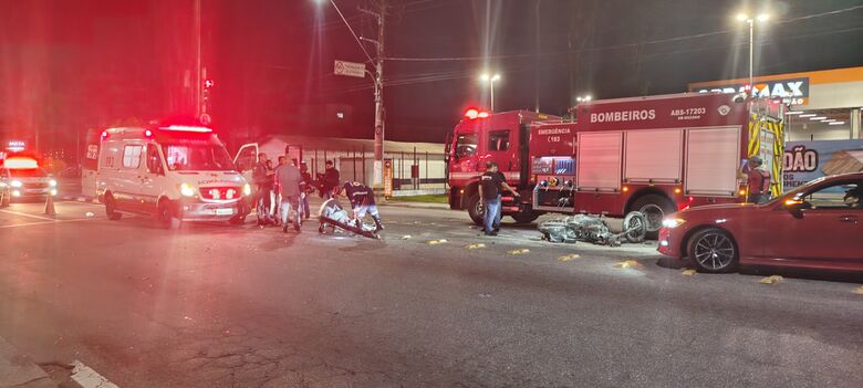 Motociclista morre em acidente com carro na Rua Dr. Prudente de Moraes, em Suzano