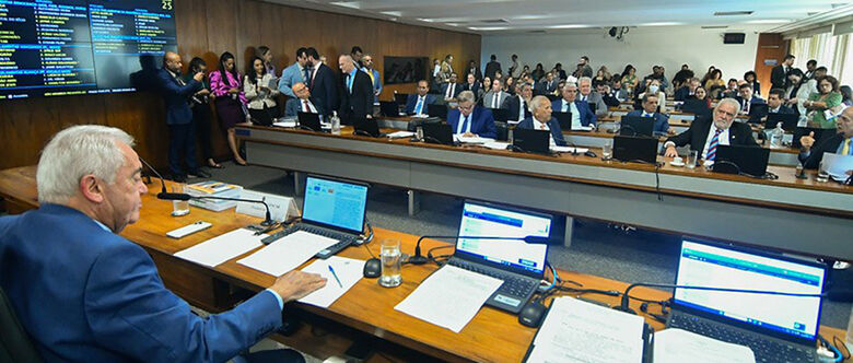 <MC><MDs>Constituição e Justiça do Senado</MD></MC> Aprovou o fim da reeleição e mandato de cinco anos