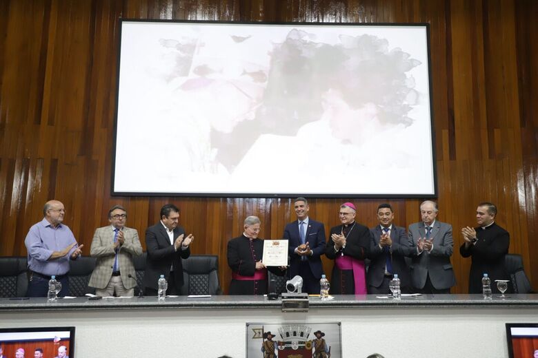 Câmara de Mogi entrega 'Honra ao Mérito' ao monsenhor Dorival de Moraes pelos 40 anos de sacerdócio