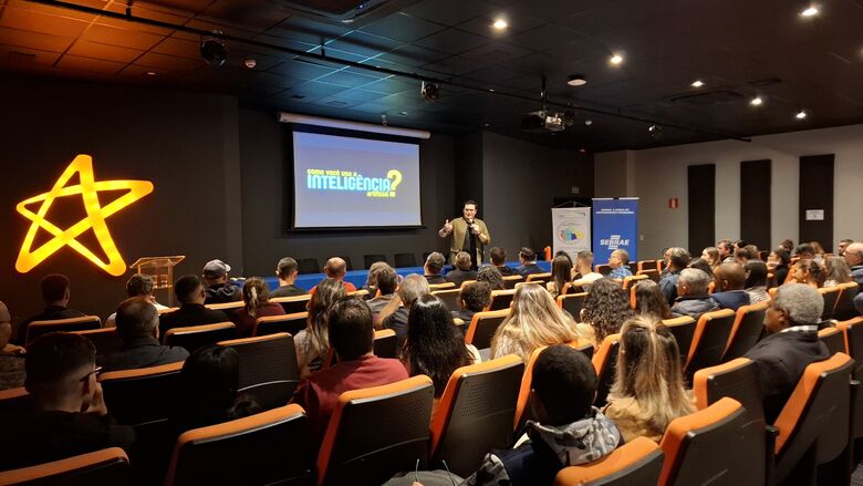 Cerca de 200 pessoas que acompanharam o evento no Centro Universitário Braz Cubas