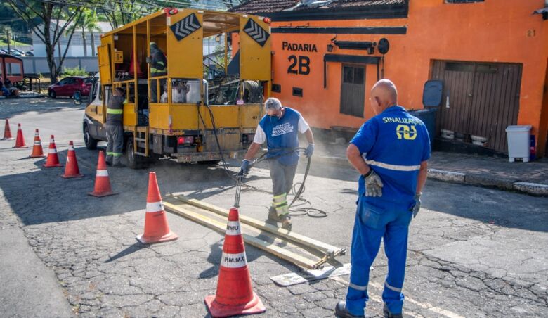 Os serviços compreenderam frentes de limpeza pública, manutenção no asfalto  e iluminação pública