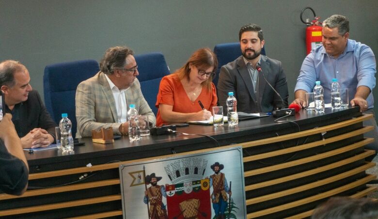 Mara entrega à Câmara projeto para universalizar saneamento em Mogi