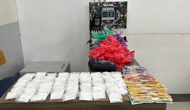 Foram apreendidas cerca de 1,5 mil porções de entorpecente e R$ 3,2 mil em dinheiro