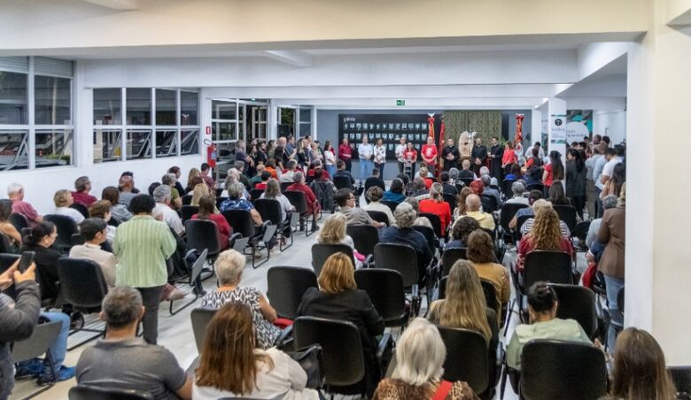 Subimpério do Divino Espírito Santo, instalado no hall da Prefeitura de Mogi das Cruzes, foi aberto