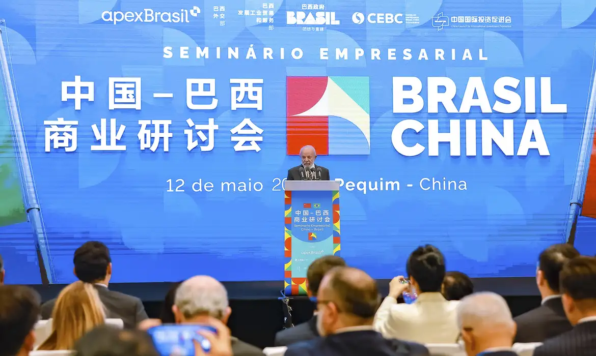 Lula está em viagem oficial a Pequim, onde participou do Fórum Empresarial Brasil-China