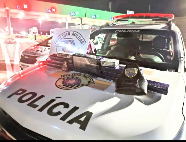 Na busca veicular, foi localizado uma bolsa com 13 tabletes de maconha