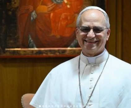 Papa depositou uma flor branca no túmulo de seu antecessor