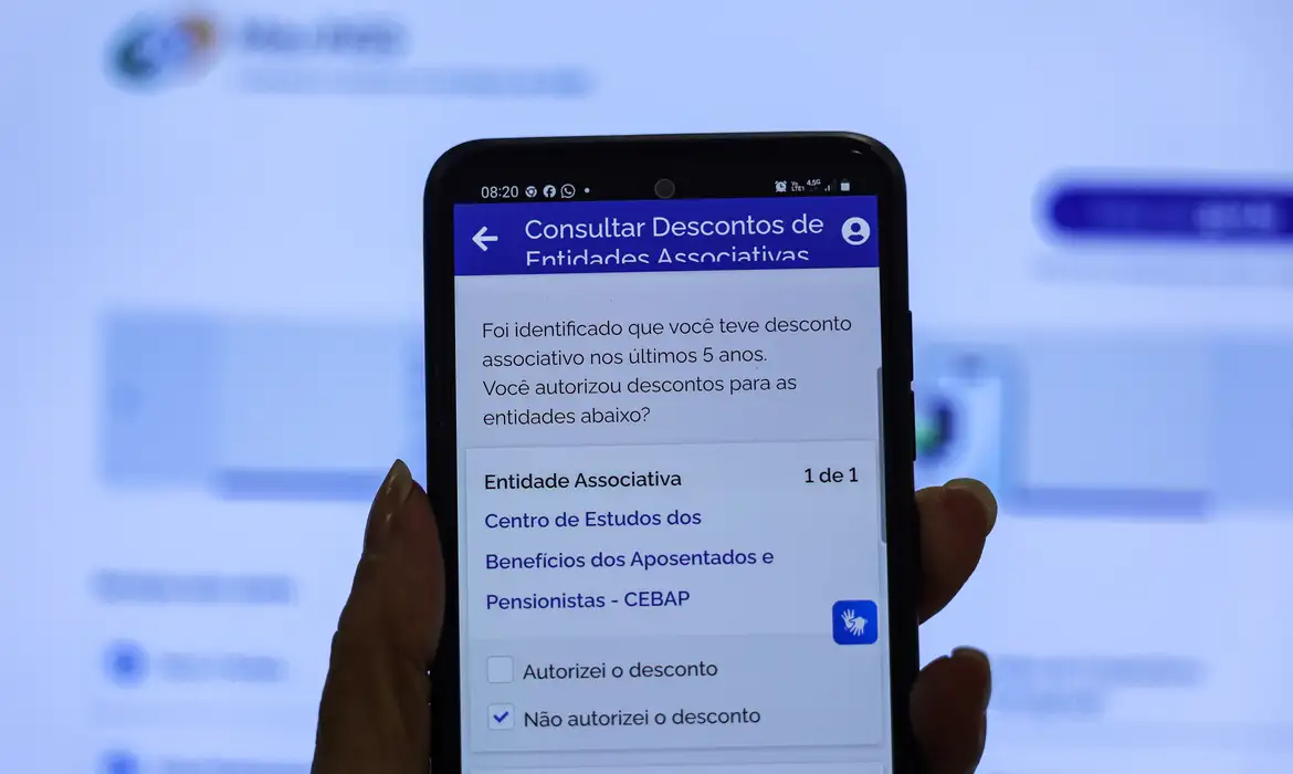 O pedido deve ser feito pelo aplicativo Meu INSS, pelo site ou pelo telefone 135