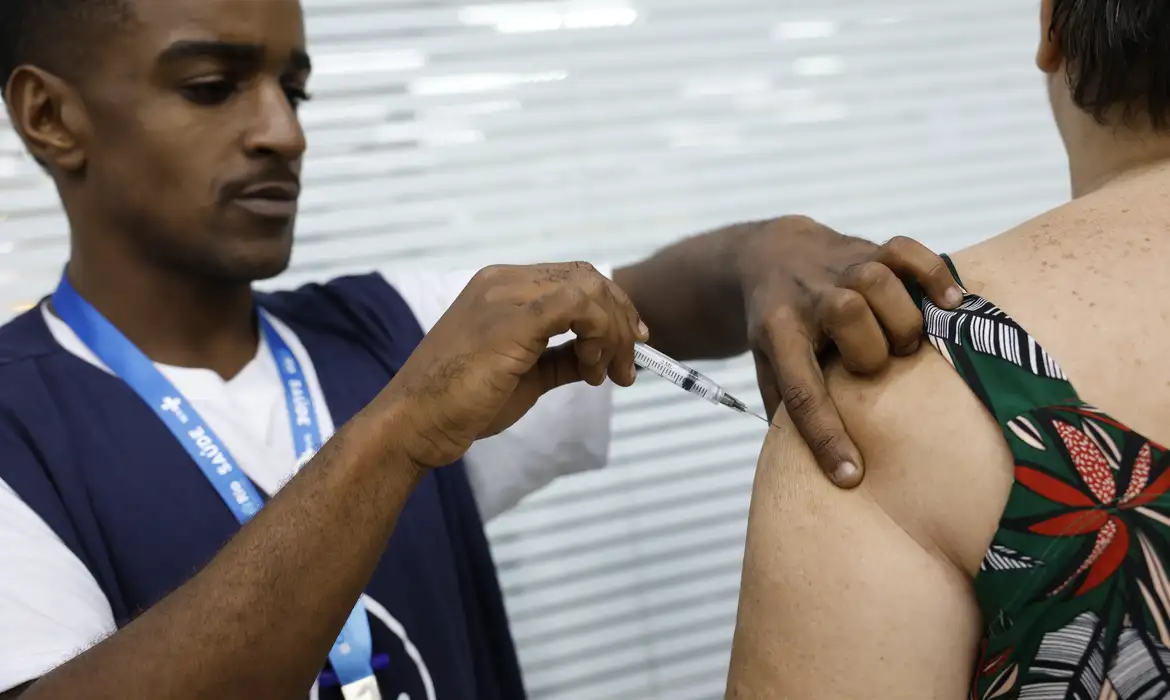 Mobilização vacina profissionais da indústria em todo o país