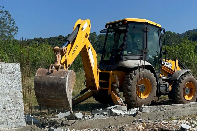 Fiscalização interrompe construções ilegais em área de preservação 