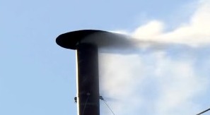 A fumaça branca colocou a multidão reunida na Praça de São Pedro em êxtase