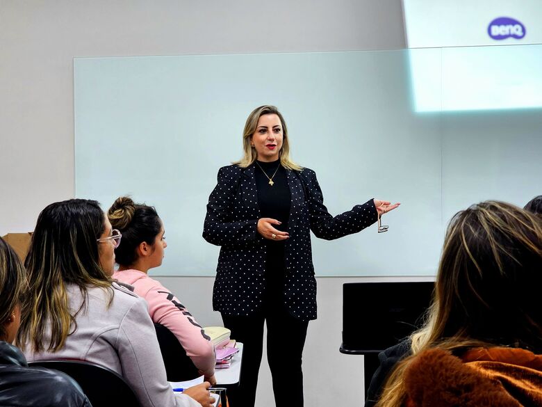Larissa Ashiuchi ministra palestra e aborda Ciências Políticas com estudantes de Direito