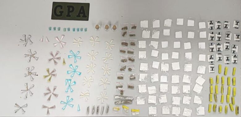 GCM localiza entorpecentes e dinheiro escondidos em ponto de ônibus no Jardim Alterópolis