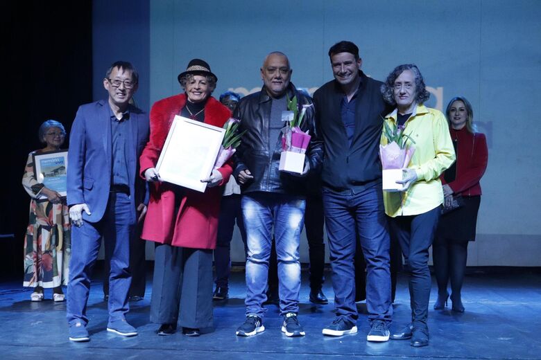 Emoção marca noite de homenagens do 'Memória Viva' no Teatro Armando de Ré