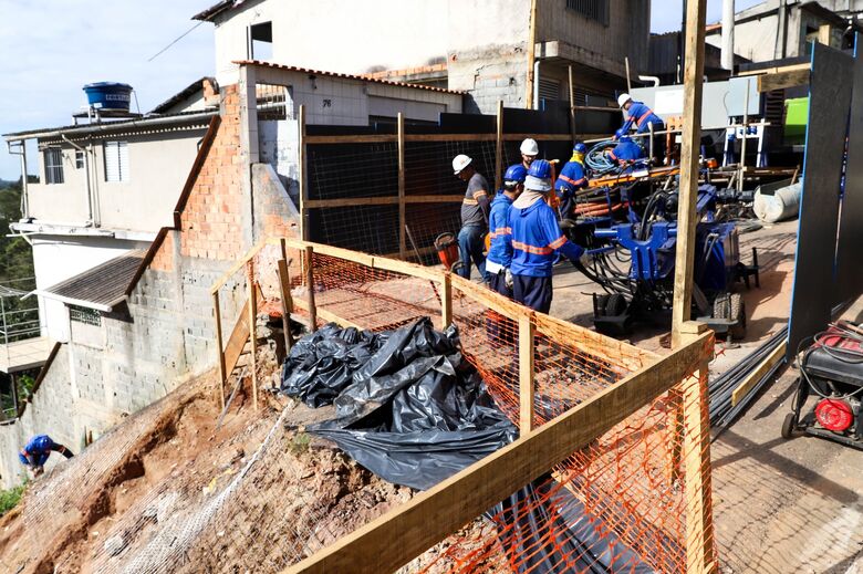 Empresa está realizando o 'grampeamento da encosta'