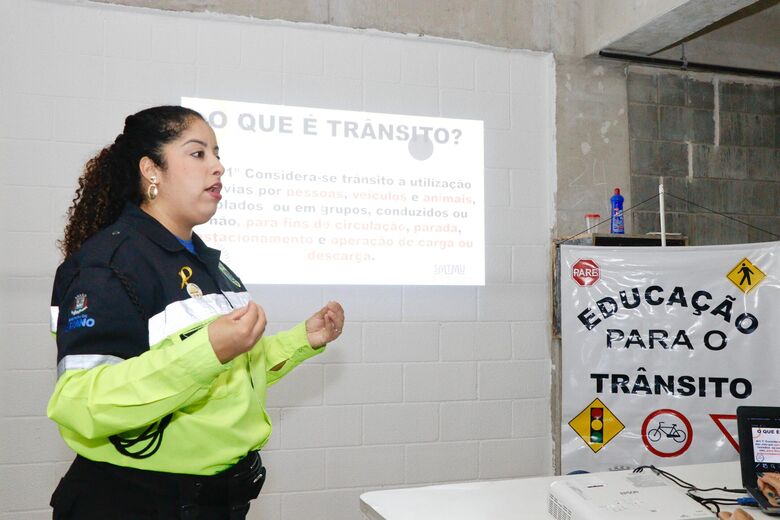 Segurança no trânsito é tema de ação com motoristas de construtoras