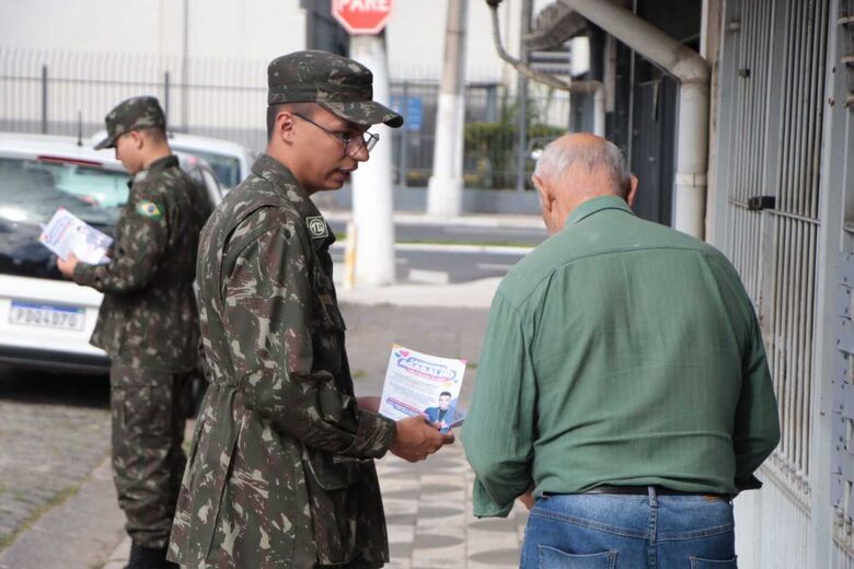 Tiro de Guerra realiza divulgação da Campanha do Agasalho no centro expandido