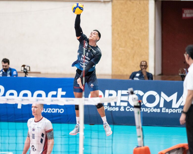 Ponteiro de 1,98m de altura está com 32 anos