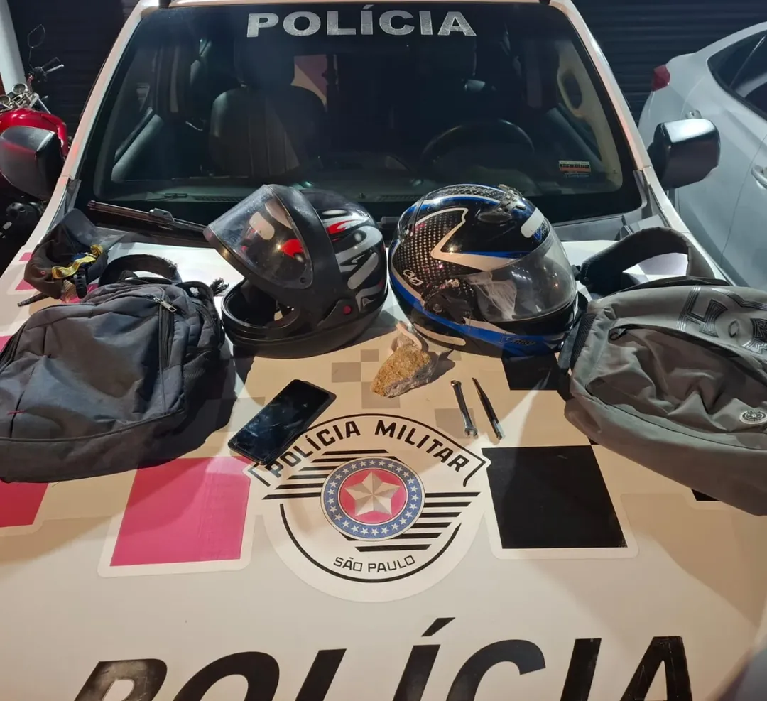 Durante a revista, foi encontrada uma chave micha escondida no tênis de um dos suspeitos