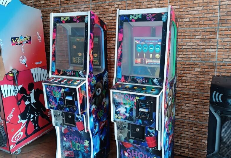 No comércio foram apreendidas máquinas caça-níqueis