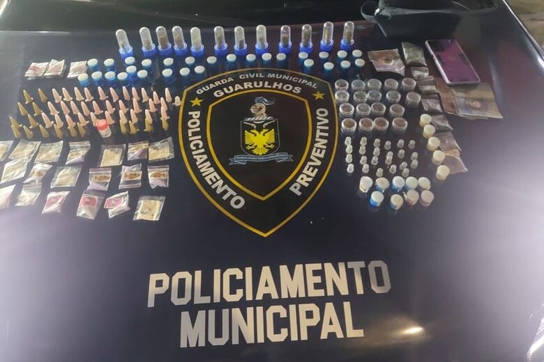 'Operação Fronteiras' apreende 10 kg de drogas, recupera 1 veículo e prende quatro na região