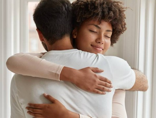 O poder do abraço e os efeitos de sua ausência 