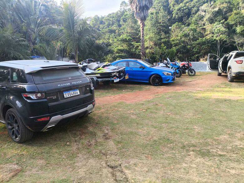 Veículos de luxo foram apreendidos no sítio