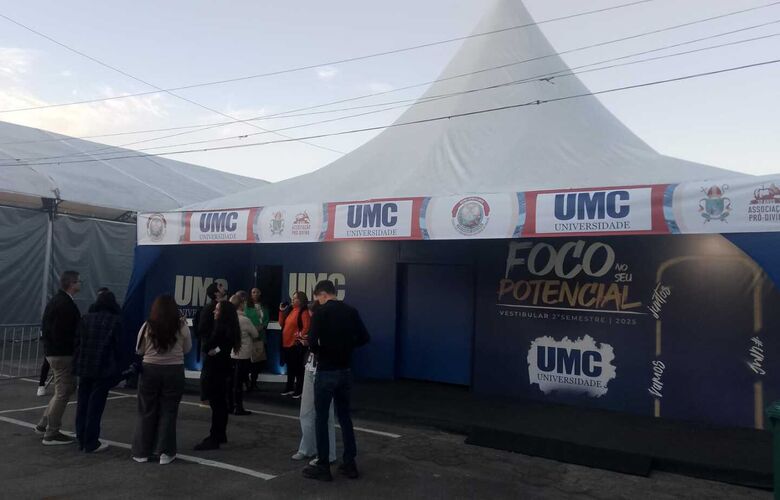 Estande tem uma sala fechada e escura, com três telões de LED para levar a imersão