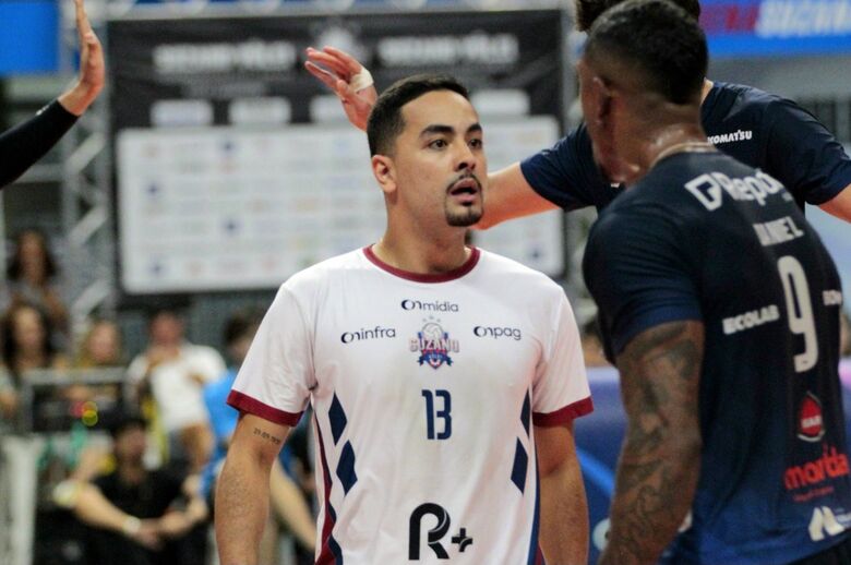 Vestindo a camisa suzanense desde o primeiro jogo da equipe