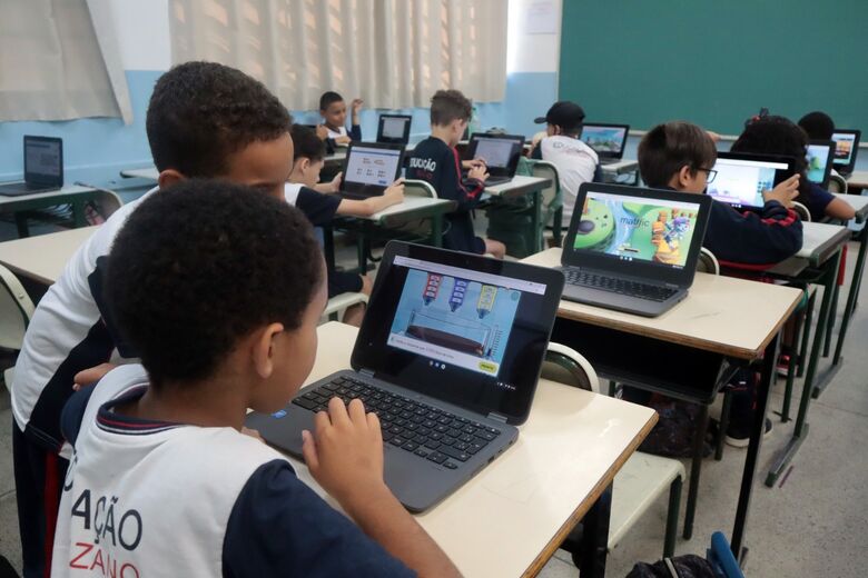 Educação reforça qualidade do ensino com oferta de chromebooks para alunos da rede municipal