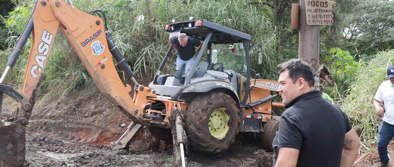 Pedro Ishi confere serviços de zeladoria na Estrada do Mizukami