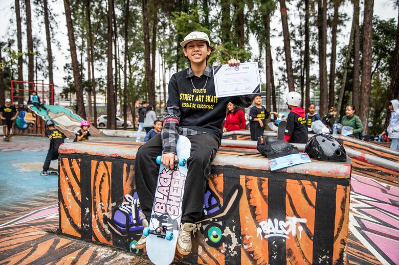 Esporte de Ferraz entrega 150 skates em encerramento de projeto social