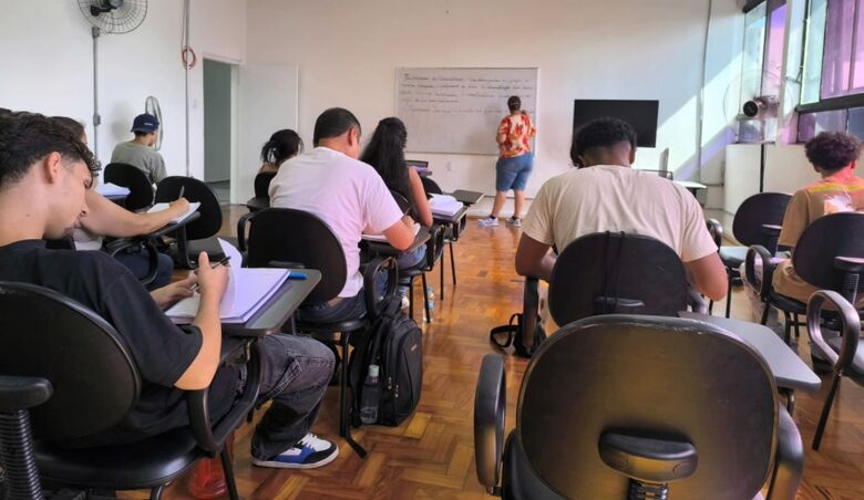 estão disponíveis 225 vagas