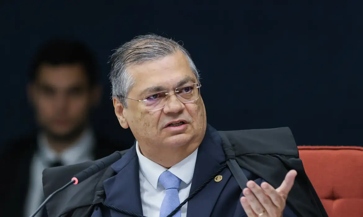 Dino vota a favor da responsabilização de redes por conteúdos ilegais