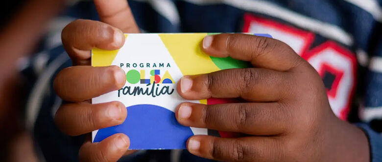 Programa dá dinheiro mensalmente para população mais carente 