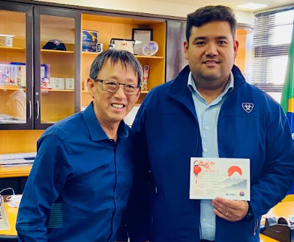 Artur Takayama entrega a Pedro Ishi convite para sessão solene da Imigração Japonesa