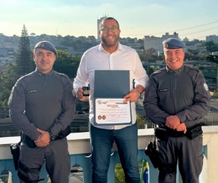 Prefeito Saulo Souza recebeu medalha da PM