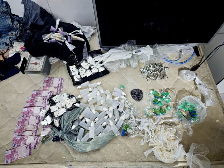 GCM de Itaquá desmantela casa bomba, detém traficante e apreende 1,4 mil drogas