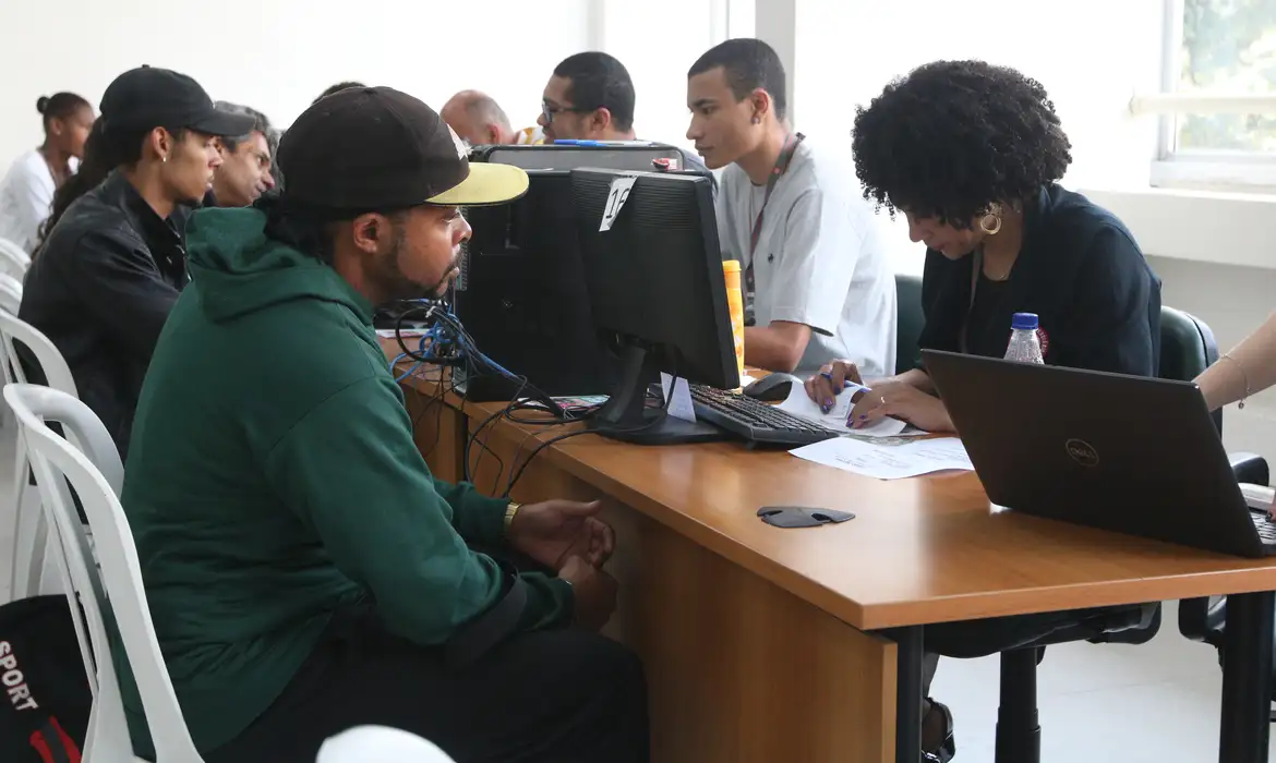 Lula sanciona lei que estrutura carreira e reajusta salários de servidores