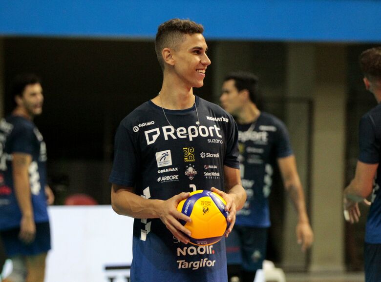 Natural de Sinop (MT), Gabriel tem 2,00m de altura e chegou ao Suzano no último bimestre de 2023