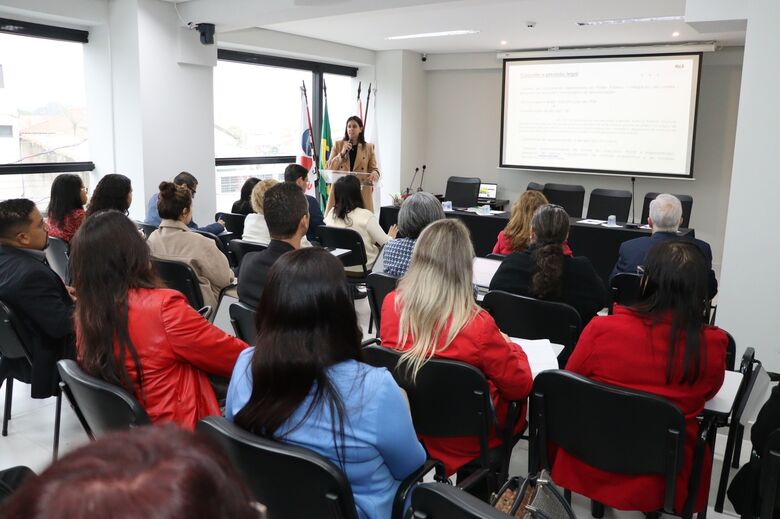 Esclareceu dúvidas sobre esse tipo de pagamento para um público de aproximadamente 50 pessoas