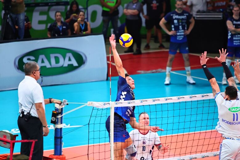 Aos 28 anos, Gabriel, que também já exerceu a função de ponteiro, tem 1,98m e já atuou por clubes como Corinthians