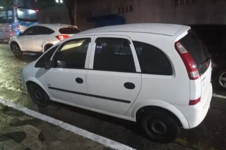Carro foi furtado e circulava pela Avenida Miguel Badra