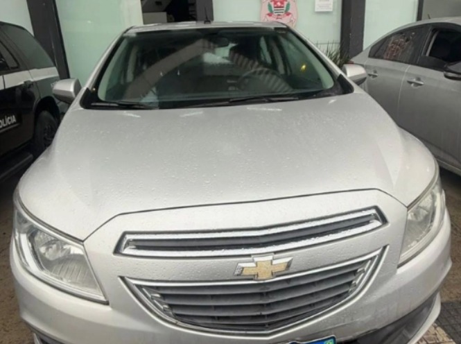 veículo com as placas manipuladas com fita isolante, alterando o número três para oito