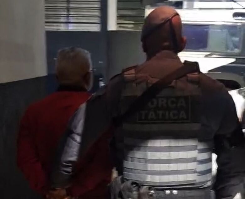 Ele permanece à disposição da Justiça