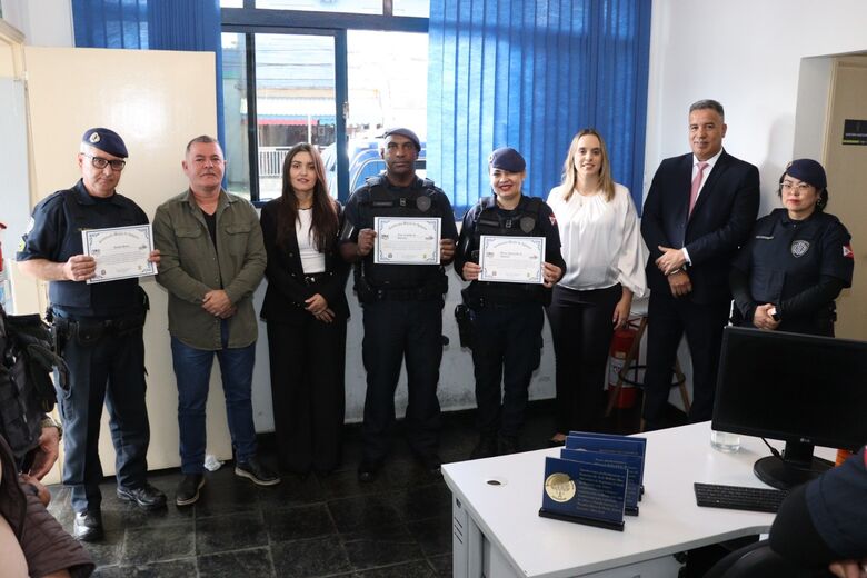 Agentes da GCM são homenageados por parto de emergência
