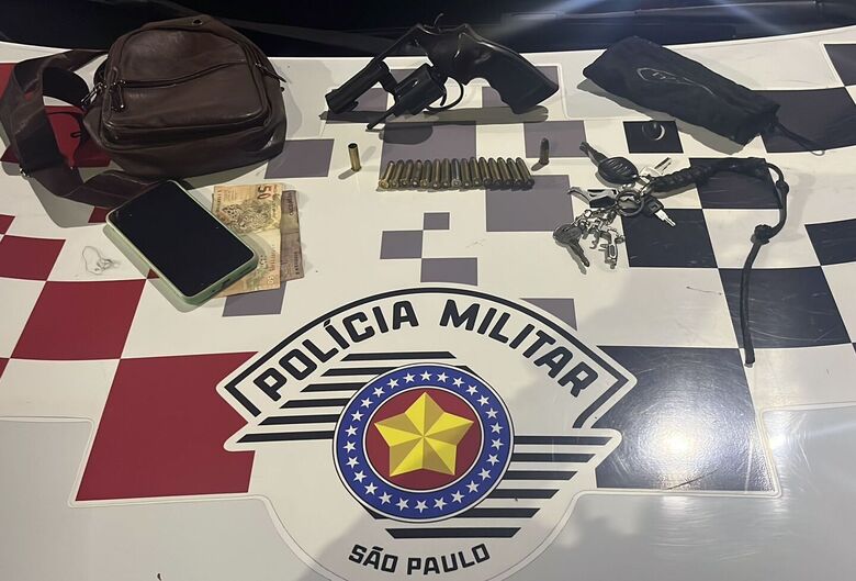 rma sem numeração e as munições foram apreendidas