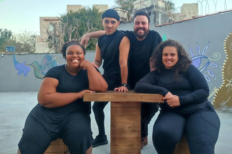 Com humor e poesia, o espetáculo valoriza a sensibilidade da infância