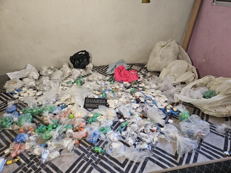 Também foram encontrados cadernos e anotações que indicam o controle financeiro do tráfico