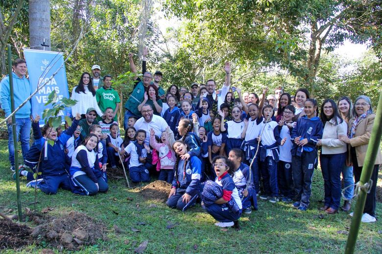 Saulo Souza participa de plantio de mudas ao lado de alunos da rede municipal